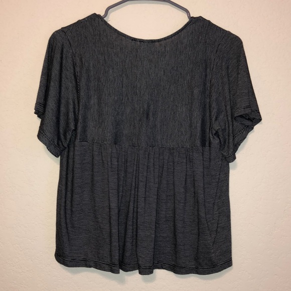 2/$20 Dillard’s Cropped Top - Picture 3 of 6